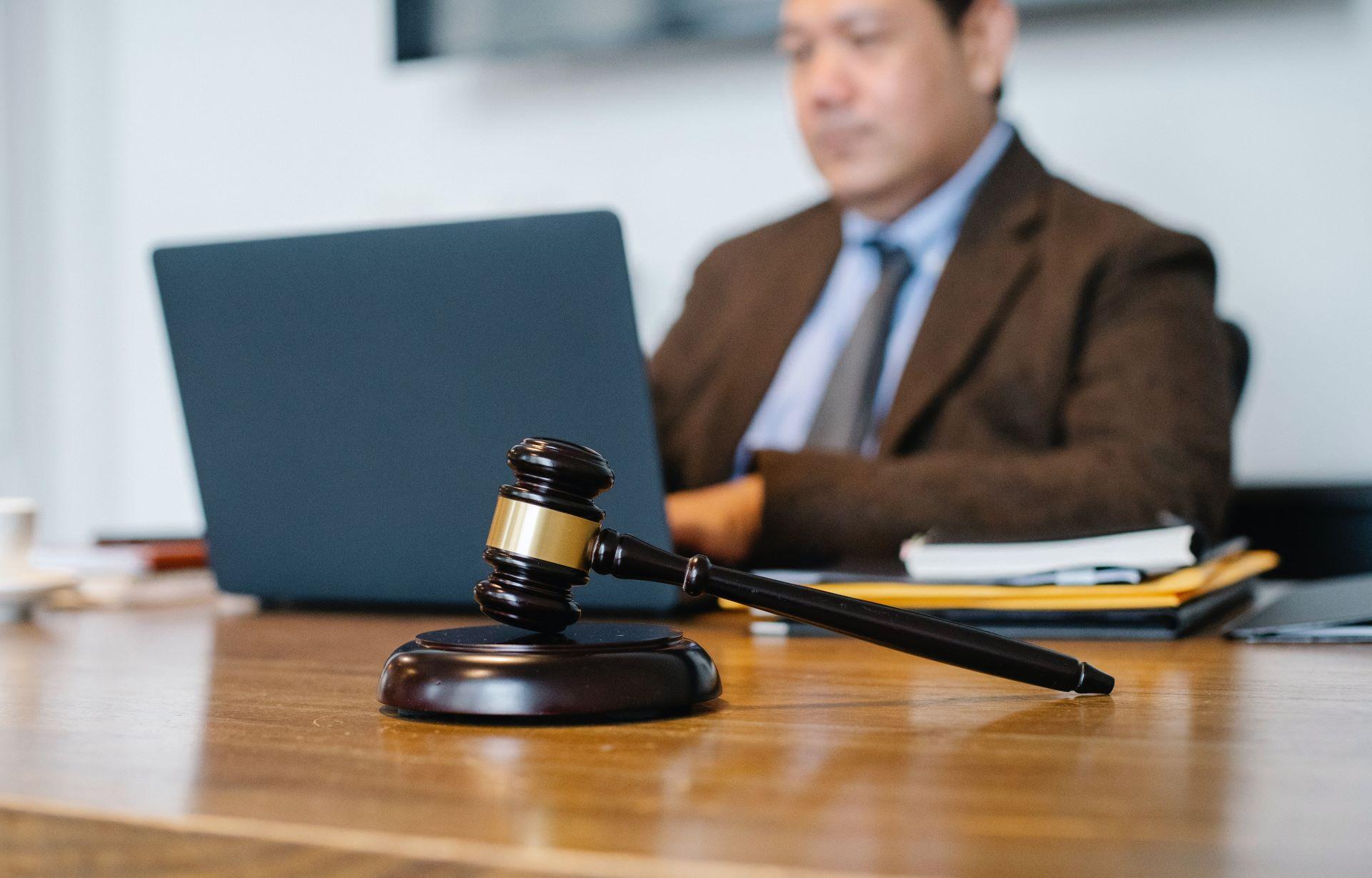 Ein Anwalt mit einem Laptop
