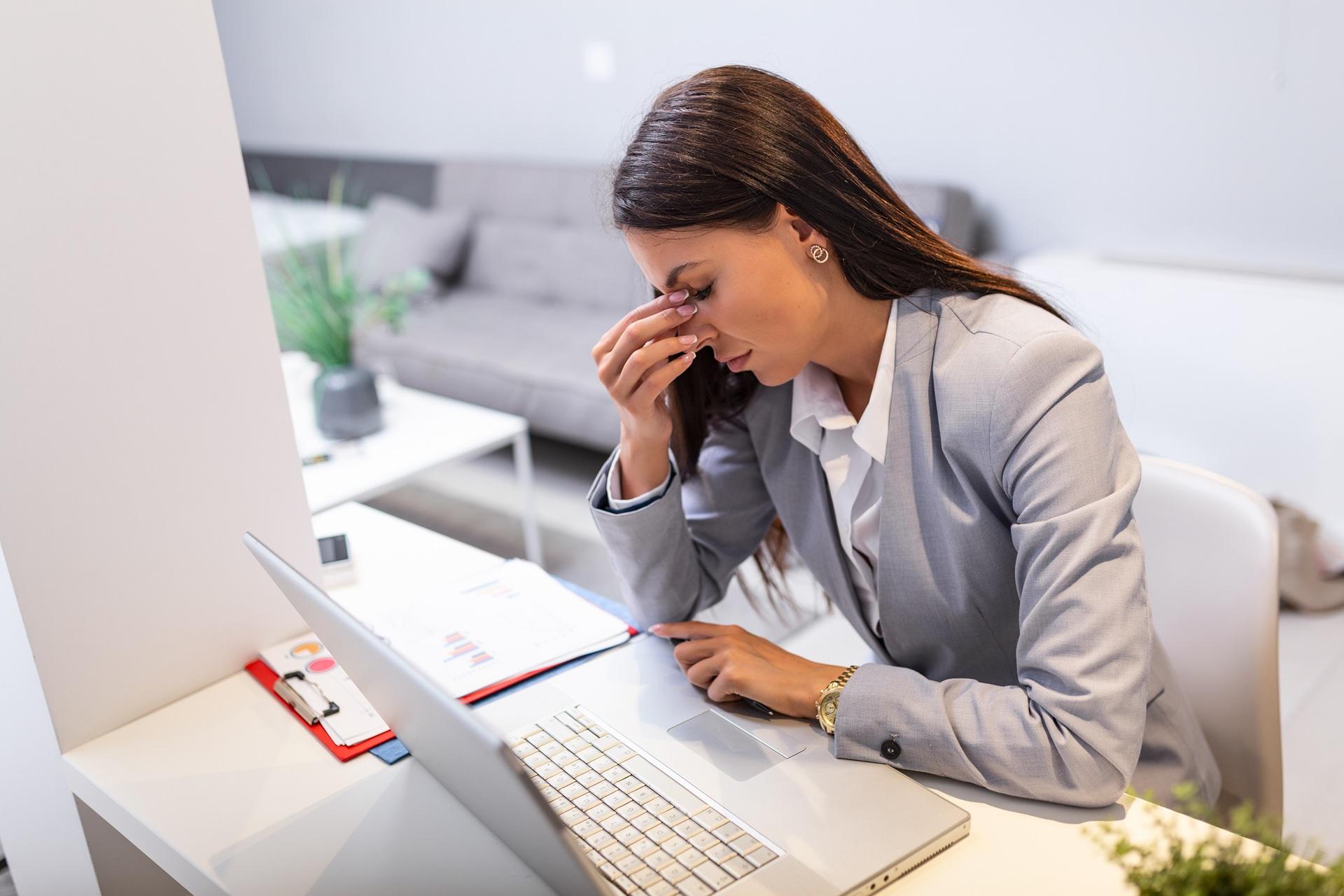Gestresste Frau bei der Arbeit | Bachelorarbeiten schreiben lassen